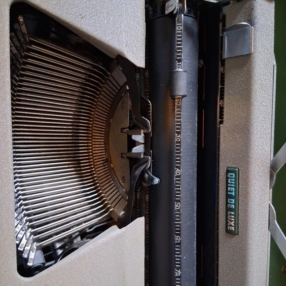 ROYAL Quiet Deluxe Vtg Typewriter NEEDS RIBBON - Picture 4 of 7